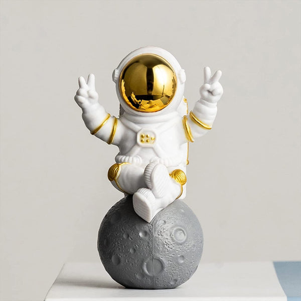 Street27Â® Astronaut Figurine Showpiece for Home DÃ©cor Idols for Office Desk Table Astronaut Toy for Car Dashboard, Statue for Gift Gifting Items Birthday Decoration (Golden Small)